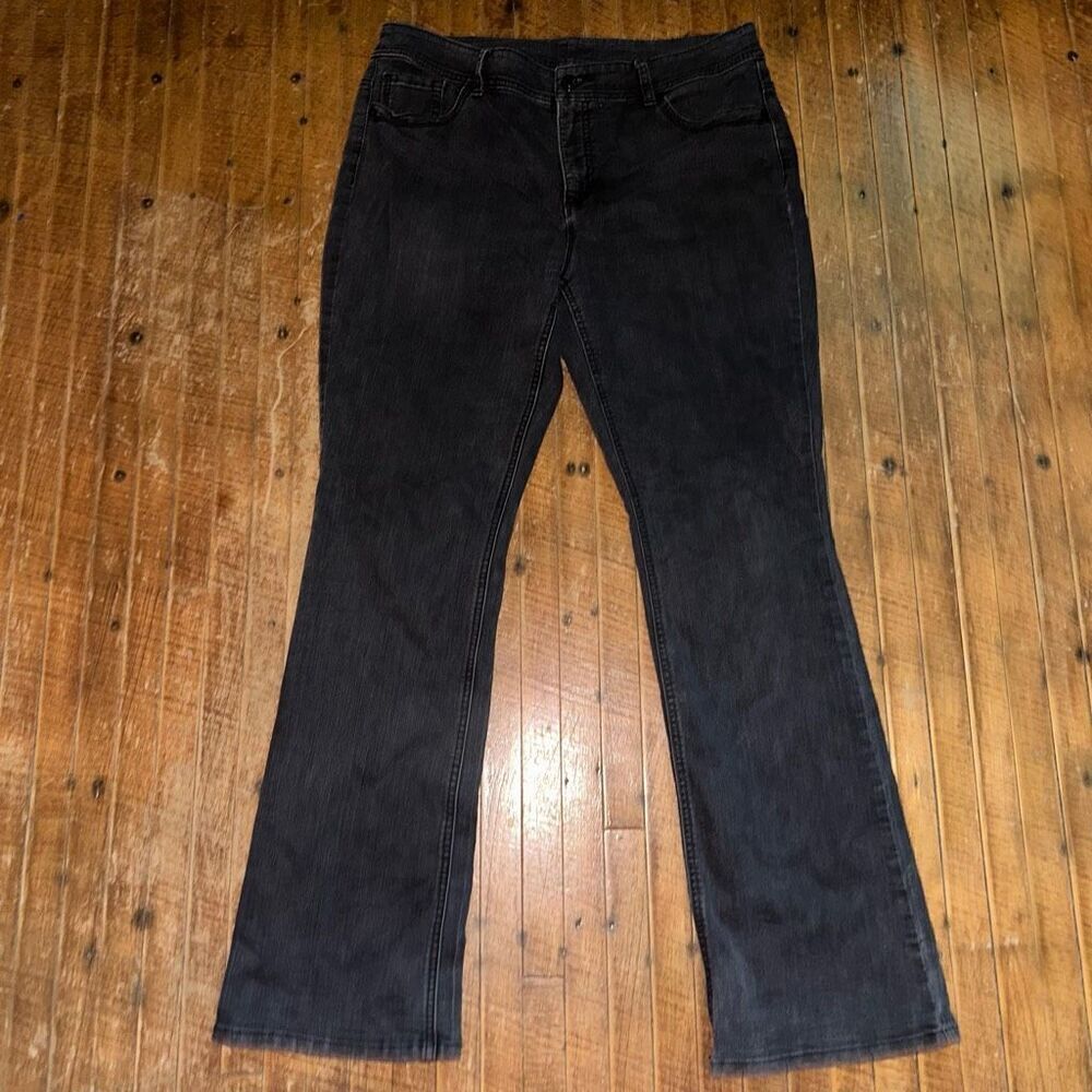 Chicos black travelcore 1/8 straight leg stretchy jeans